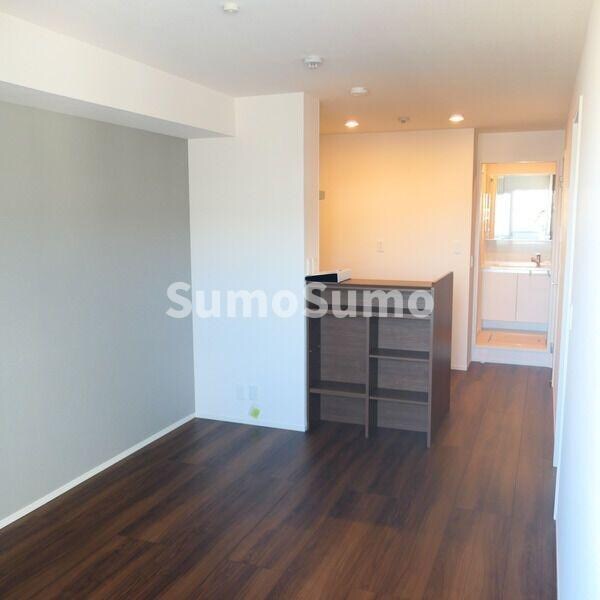 物件内観写真6　(こちらの居間で趣味の時間をお楽しみください)