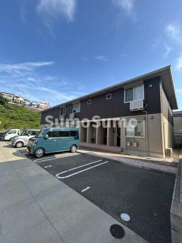 物件外観写真2　(車をお持ちの方に嬉しい駐車場付きの物件です)