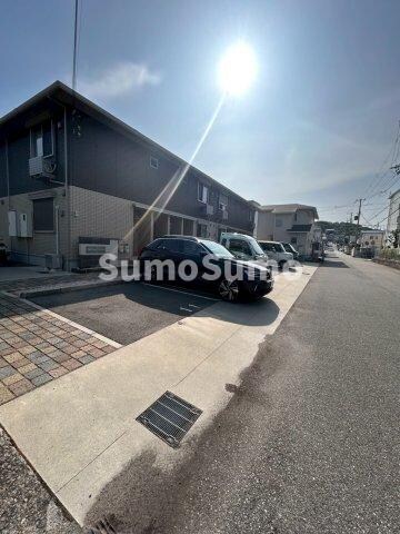 物件外観写真3　(駐車場完備です)