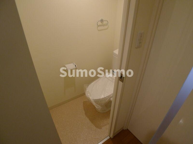 物件内観写真12　(ゆったりとした空間のトイレです)