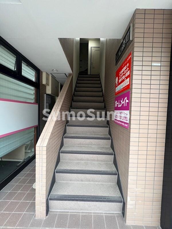 物件外観写真3　(落ち着いたロビーです)