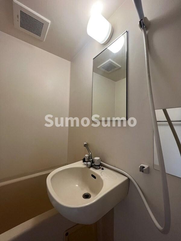 物件内観写真14　(朝の支度にも助かる、独立の洗髪洗面化粧台)