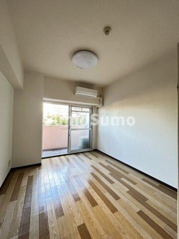 物件内観写真5　(ゆったりとした居間です)