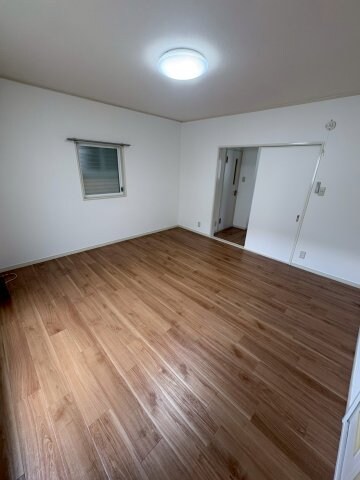 物件内観写真6　(広くて明るい寝室)