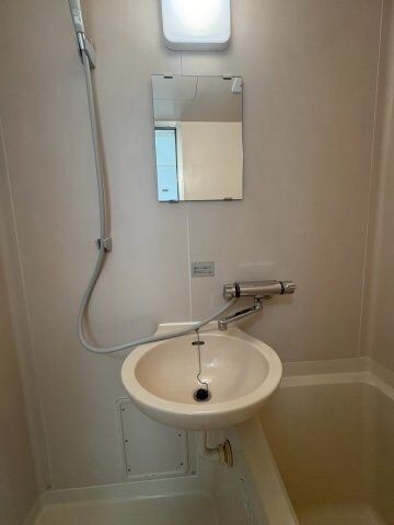 物件内観写真11　(独立洗面台あり、毎朝おしゃれに忙しい女性の方におすすめです)