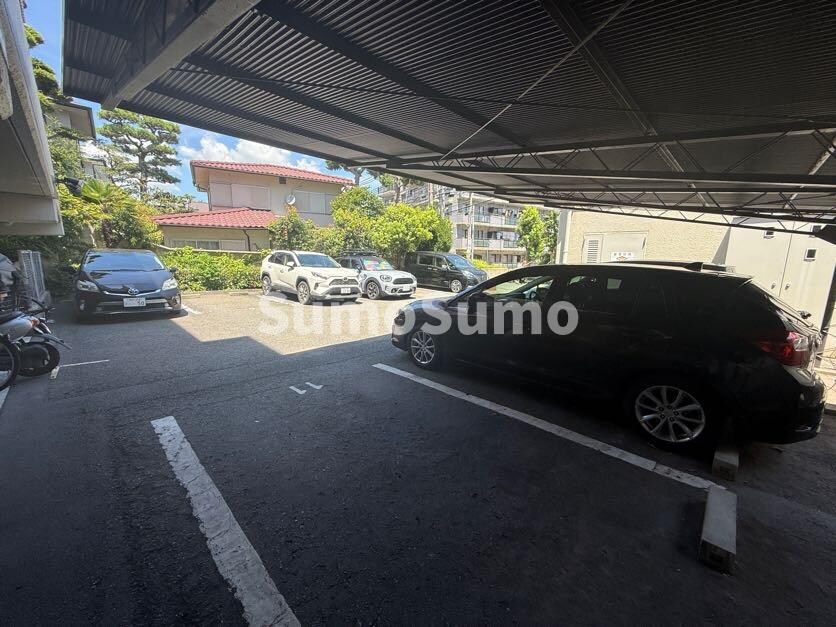 物件外観写真3　(駐車スペースもあります)