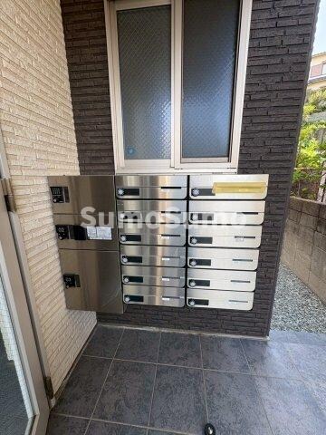 物件外観写真2　(落ち着いたエントランスです)