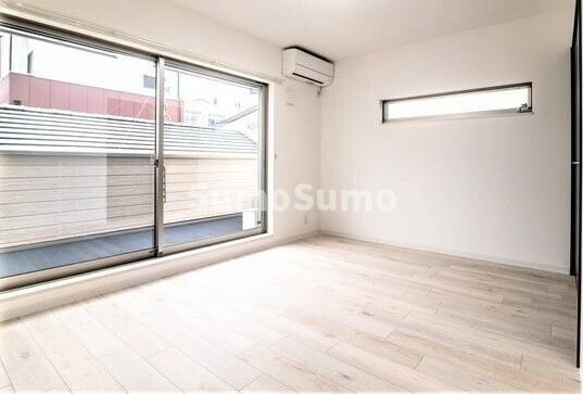 物件内観写真6　(落ち着いた色調の寝室です)