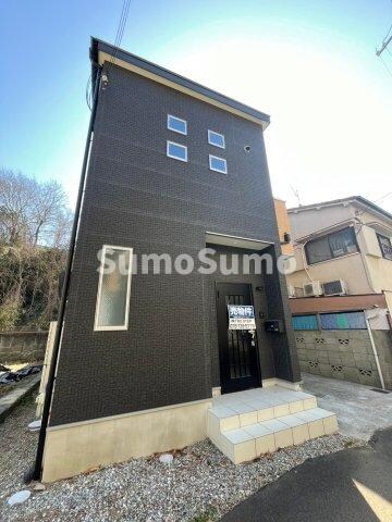 物件外観写真1　(外観は落ち着いています)