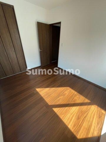 物件内観写真3　(広くて明るい寝室)