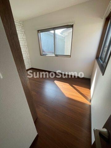 物件内観写真26　(広くて明るい寝室)