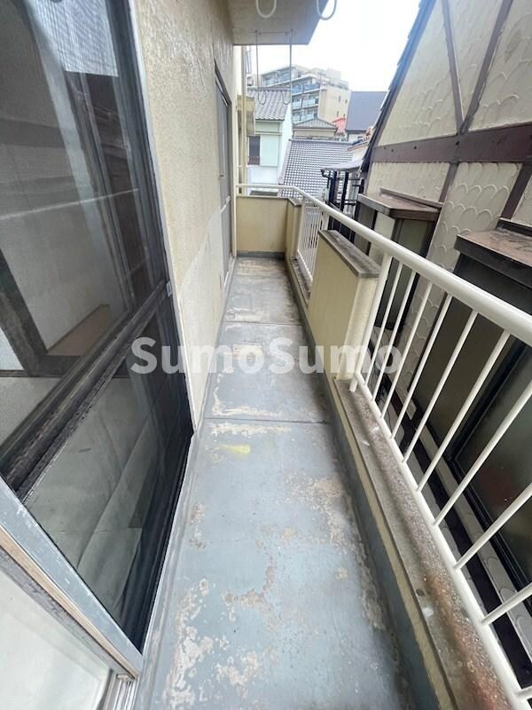 物件内観写真8　(開放的で明るい空間を演出してくれるバルコニーです)