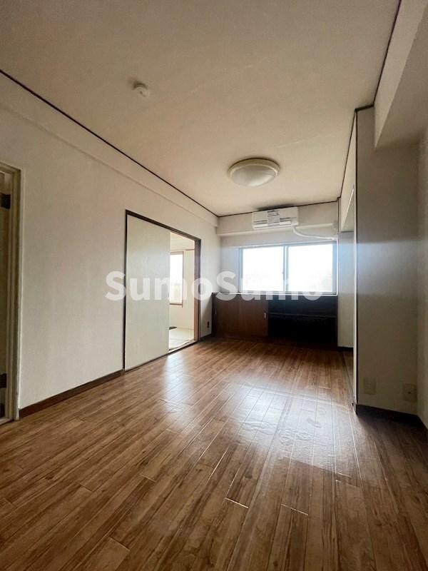 物件内観写真21　(こちらの居間で趣味の時間をお楽しみください)