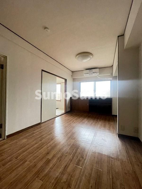 居室(こちらの居間で趣味の時間をお楽しみください)