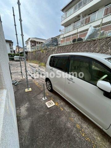 物件外観写真2　(駐車スペースもあります)