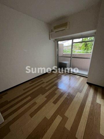 物件内観写真4　(こちらの居間で趣味の時間をお楽しみください)