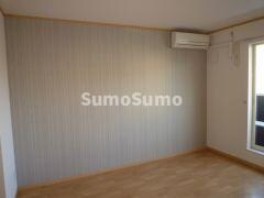 物件内観写真7　(落ち着いた色調の寝室です)