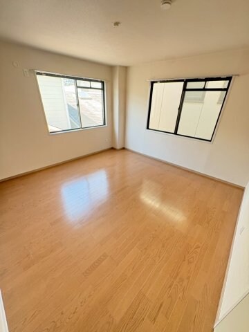 物件内観写真4　(落ち着いた色調の寝室です)