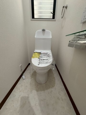 物件内観写真8　(落ち着いた色調のトイレです)