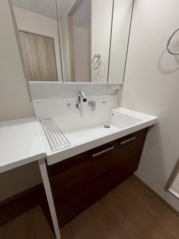 物件内観写真26　(朝の身支度には欠かせない独立洗面化粧台)