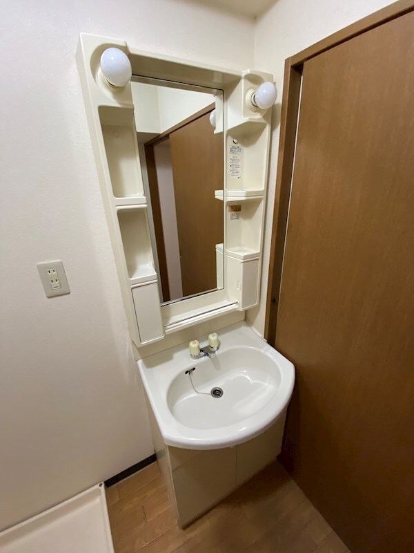 物件内観写真10　(独立洗面化粧台が付いています)