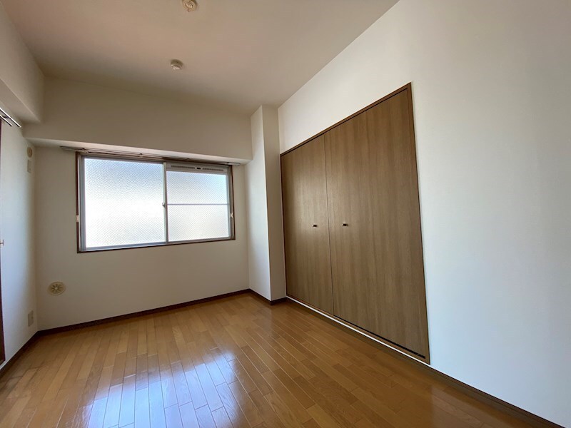 物件内観写真18　(広くて明るい寝室)