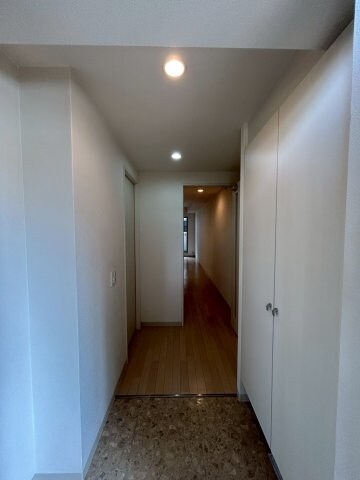 物件内観写真2　(シンプルで使いやすい玄関です)