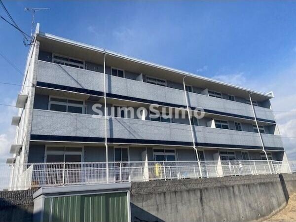 物件外観写真1　(外観は落ち着いています)