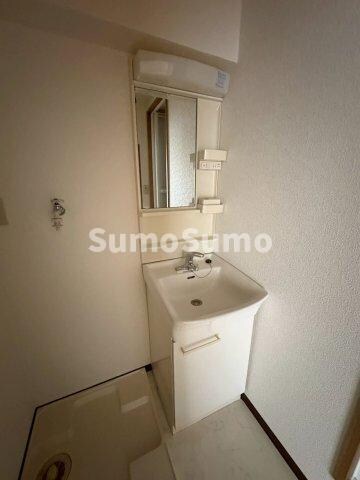 物件内観写真7　(広い洗面スペース)