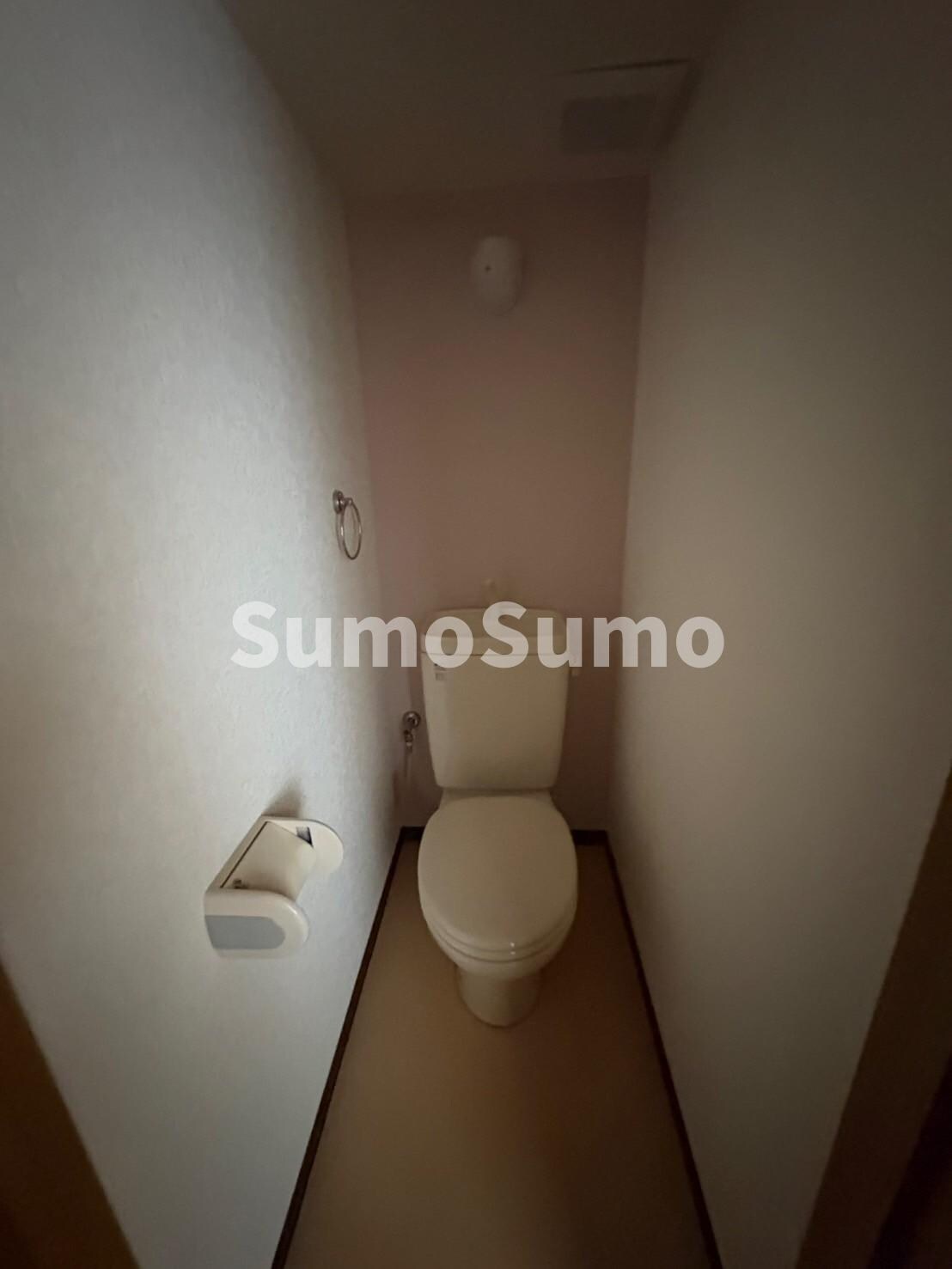 物件内観写真8　(清潔感のあるトイレです)