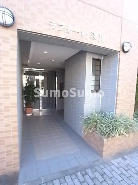 物件外観写真2　(清潔なエントランスです)