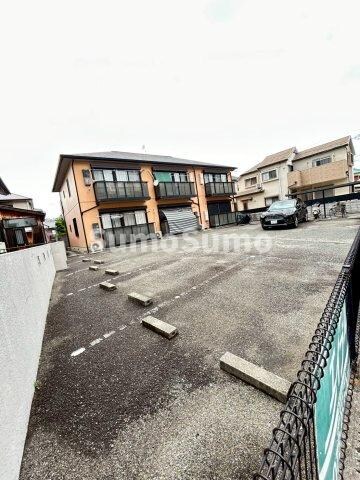 物件外観写真2　(車をお持ちの方に嬉しい駐車場付きの物件です)