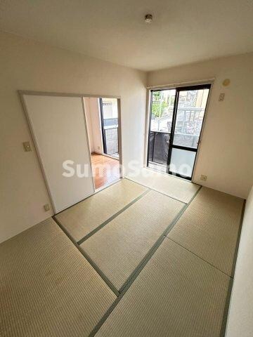 物件内観写真5　(和室がひろがる居住スペース)