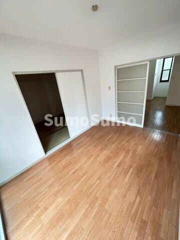 物件内観写真7　(開放的な寝室です)