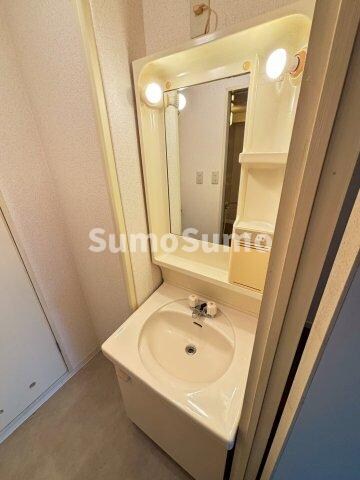 物件内観写真3　(広い洗面スペース)