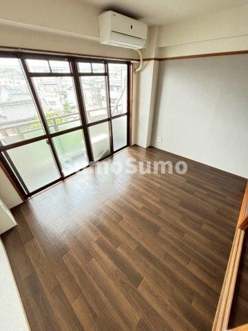 物件内観写真10　(ゆったりとしたリビングです)