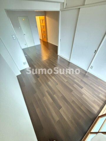 物件内観写真12　(開放的な寝室です)