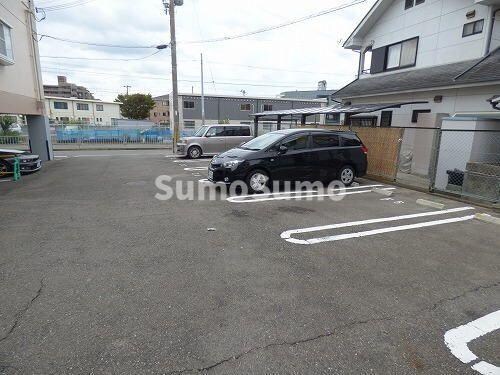 物件外観写真2　(車をお持ちの方に嬉しい駐車場付きの物件です)