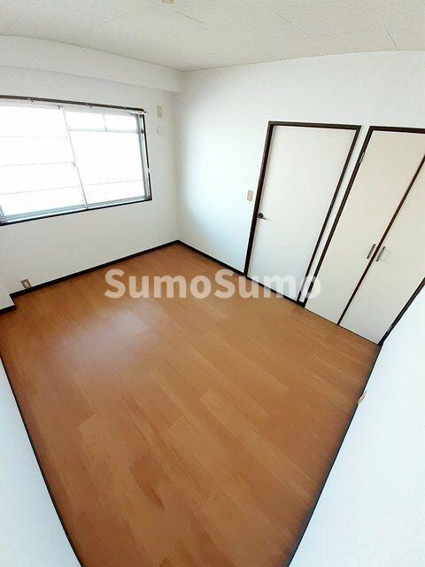 物件内観写真7　(開放的な寝室です)