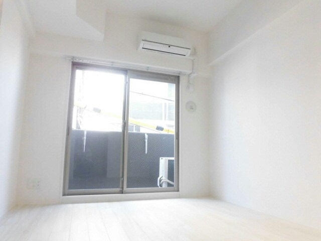 物件内観写真8　(開放的な寝室です)