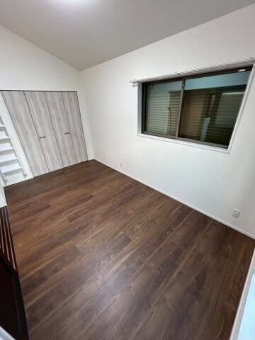 物件内観写真4　(落ち着いた色調の寝室です)