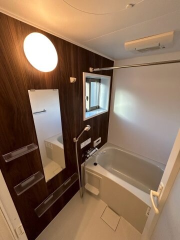 物件内観写真5　(日々の疲れを癒すお風呂付です)