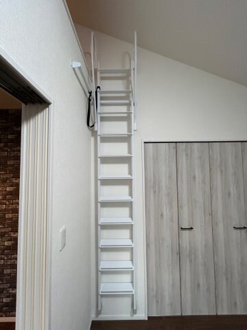 物件内観写真17　(明るい色調の室内です)