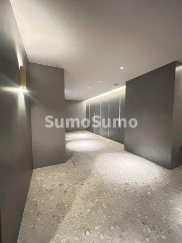 物件外観写真3　(落ち着いたロビーです)