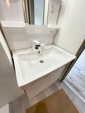 物件内観写真19　(朝の身支度には欠かせない独立洗面化粧台)