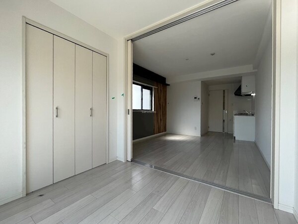 寝室(落ち着いて過ごせるお部屋なので、寝室にいかがでしょうか)