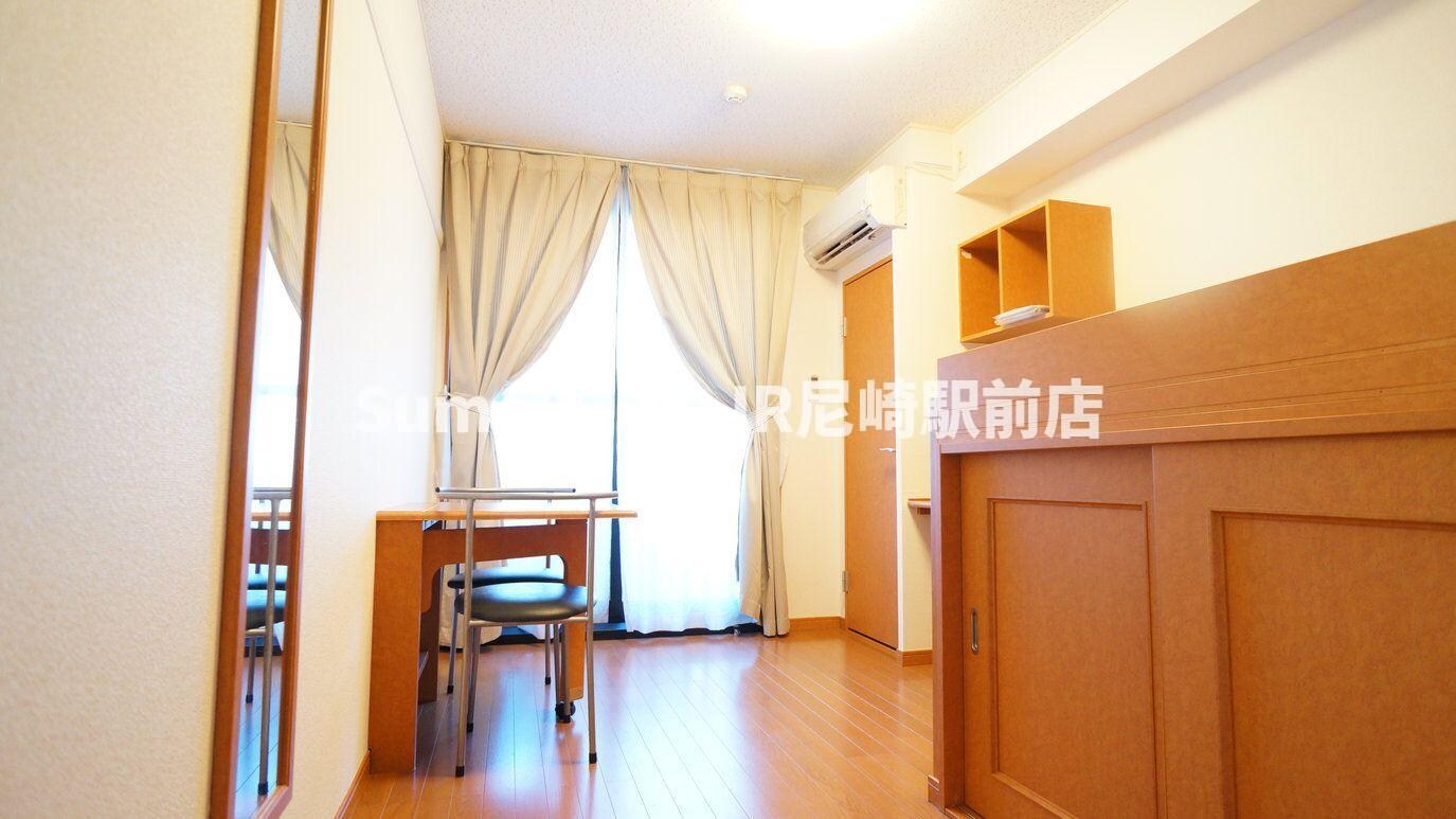 物件内観写真5　(落ち着いた色調の寝室です)