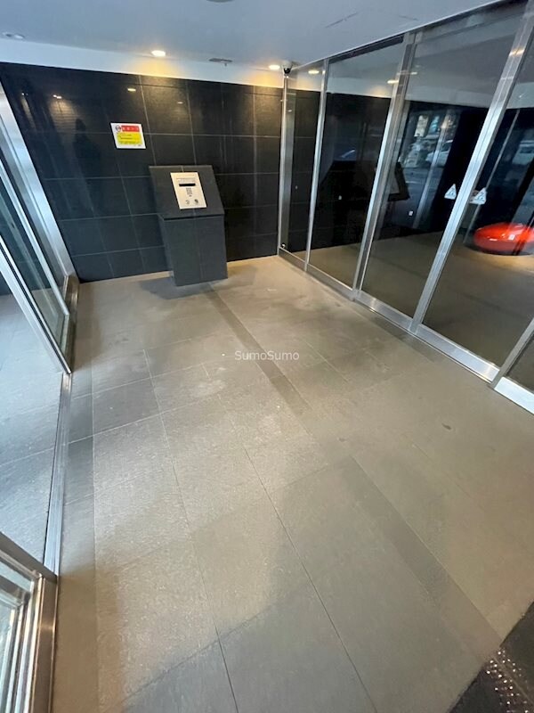 物件外観写真2　(ゆとりのあるエントランスです)