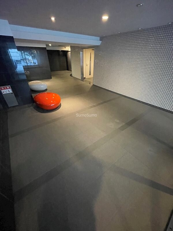 物件外観写真3　(落ち着いたロビーです)