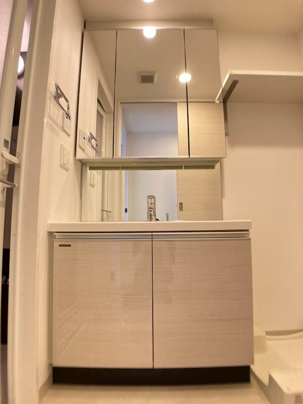 物件内観写真10　(明るい洗面所です)